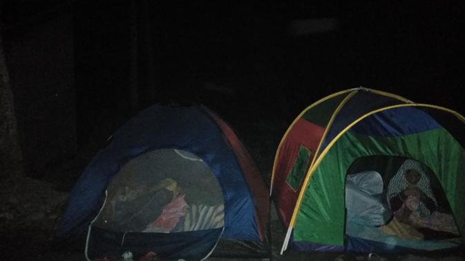 Gempa yang kerap mengguncang Lombok membuat warga tidur di tenda-tenda. (Liputan6.com/Sunariyah)