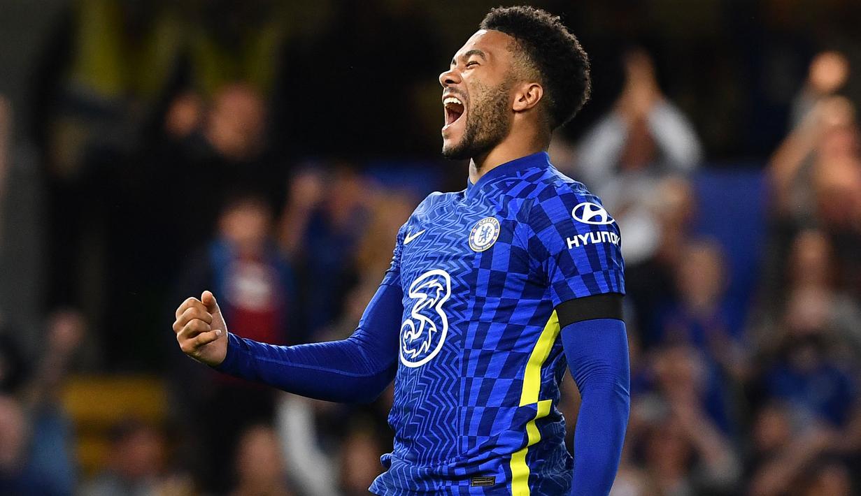 Reece James benar-benar menjadi talenta muda Chelsea di bawah kepelatihan Thomas Thucel. Bek muda ini mampu tampil konsisten dan dapat diandalkan di lini belakang The Blues. Bisa dipastikan, James akan menjadi masalah besar bagi Burnley di pekan ke-11 Liga Inggris. (AFP/Ben Stansall)