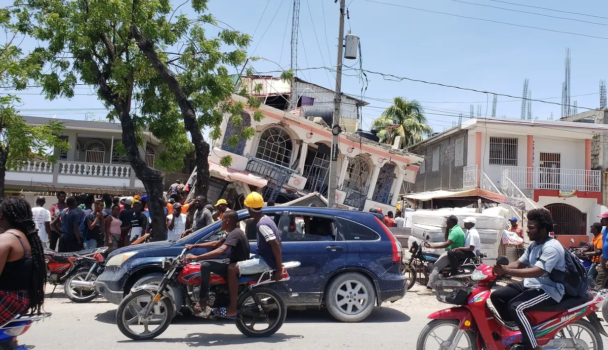 Petit Pas Hotel rusak setelah gempa bumi di Les Cayes, Haiti, Sabtu (14/8/2021). Wilayah Negara Haiti diguncang gempa berkekuatan magnitudo 7,1 pada Sabtu, 14 Agustus 2021 pukul 08.29.10 waktu setempat yang menewaskan lebih dari 300 jiwa. (AP Photo/Delot Jean)