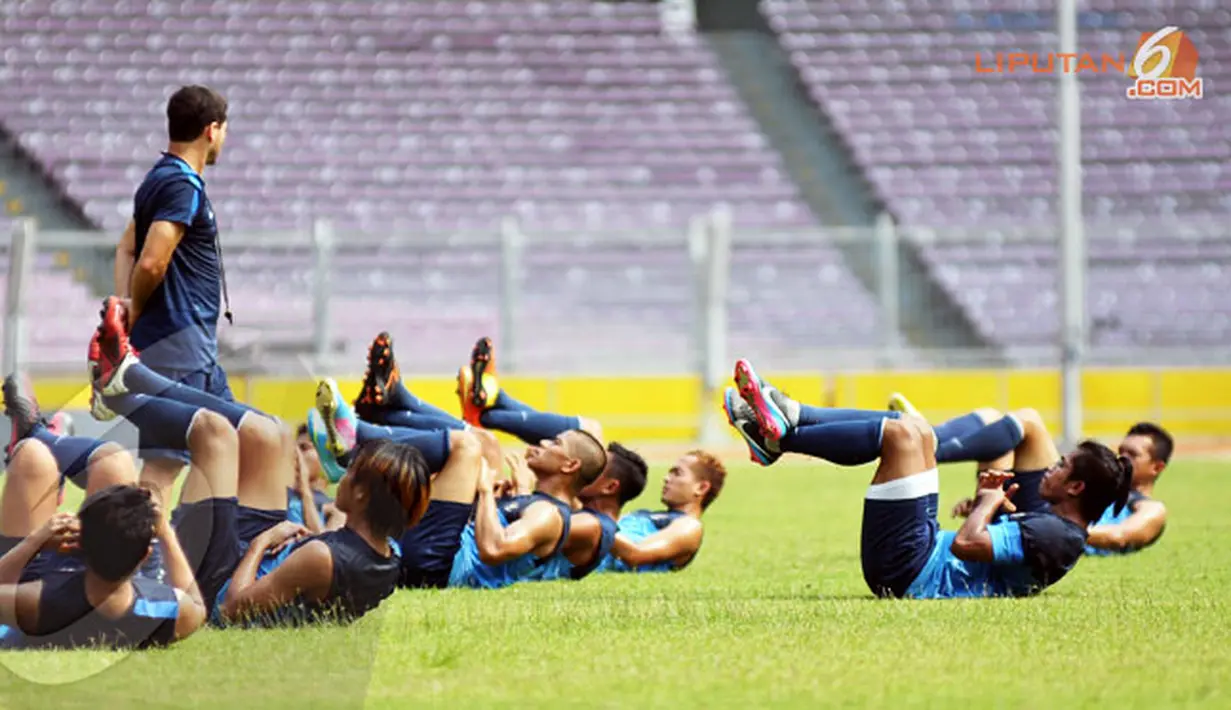Di bawah arahan Asisten pelatih Osvaldo Lesa, para pemain Timnas Indonesia melatih kekuatan otot perut saat sesi latihan akhir jelang keberangkatan ke Korea Utara dan Cina (Liputan6.com/ Helmi Fithriansyah)