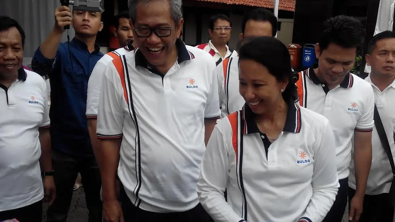 Pada kampanye ini, Menteri Rini mengawali kegiatan dengan berolahraga.