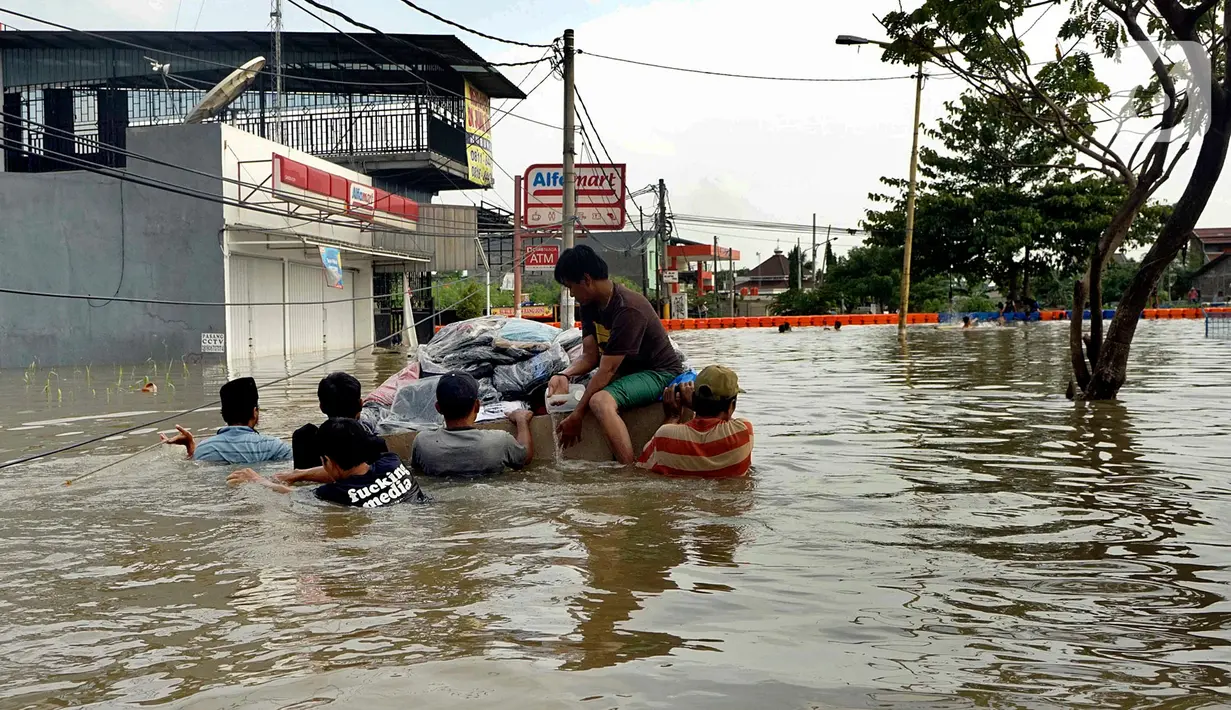 Warga mengevakuasi barang-barangnya saat banjir melanda Perumahan Total Persada, Periuk, Kota Tangerang, Selasa (4/2/2020). Banjir akibat tanggul kali Ledug jebol membuat ratusan rumah di Total Persada terendam banjir hingga mencapai 3,5 meter. (merdeka.com/Arie Basuki)