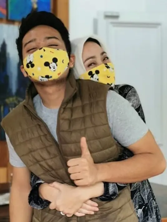 Pelukan hangat Atalia untuk Eril. Keduanya kompak mengenakan masker bermotif Mickey Mouse. (Instagram/ataliapr)