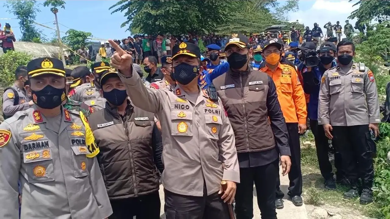Kapolda Jatim Irjen Nico Afinta saat meninjau lokasi perahu terbalik di Bengawan Solo. (Ahmad Adiri/Liputan6.com)