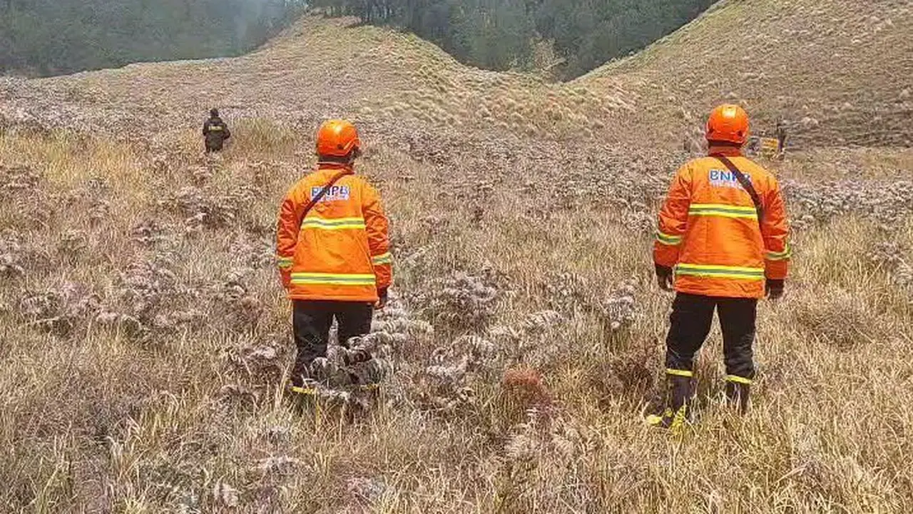 Kepulan Asap di Bromo Berhasil Dilokalisir, Petugas Gabungan Tetap Siaga Satu