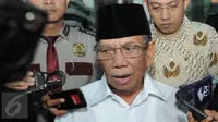 KH Hasyim Muzadi mendatangi Gedung KPK (Liputan6.com/Herman Zakharia)
