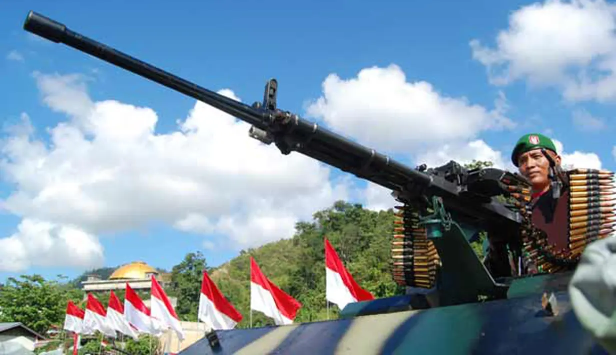 Seorang prajurit TNI memegang di dekat senjata berat ketika mengikuti HUT TNI ke-66 yang berlangsung di Lapangan PTC, Entrop, Jayapura, Papua, Rabu (5/10). (Antarafoto)