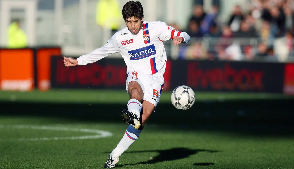 Juninho bisa dibilang merupakan eksekutor tendangan bebas terbaik sepanjang masa. Ia tercatat sukses melesatkan 75 gol dari situasi tersebut. Penampilan hebatnya sebagai playmaker juga membuat dirinya mempersembahkan banyak gelar di Olympique Lyon, yaitu 7 gelar Ligue 1 berturut-turut. Juninho juga terkenal sebagai pemain dengan visi dan umpan yang sangat baik. (AFP/Philippe/Merle)