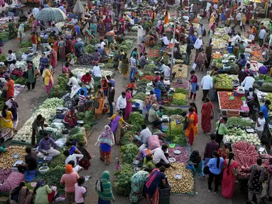 Pembeli membeli produk di pasar terbuka di Ahmedabad, India, pada 3 Maret 2022. Perlahan tapi pasti, kehidupan di Asia Selatan kembali normal, dan orang-orang berharap yang terburuk dari pandemi COVID-19 ada di belakang mereka. (AP Photo/Ajit Solanki)