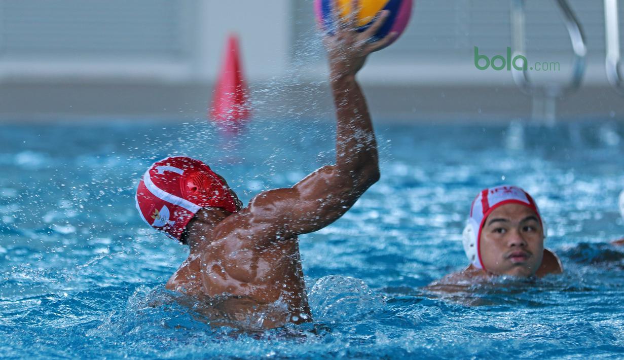 Otot tubuh seorang atlet Polo Air Putra Indonesia  saat mengikuti sesi latihan di Aquatic Center, Senayan, (07/03/2018). Latihan ini meupakan persiapan Asian Games 2018. (Bola.com/Nick Hanoatubun)