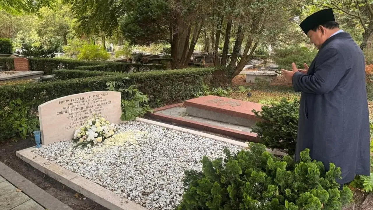 Presiden Prabowo Subianto menyempatkan diri melakukan berziarah ke makam kakek dan neneknya di pemakaman umum Oud Eik en Duinen di Den Haag.