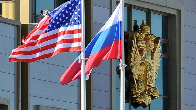 Bendera Amerika Serikat berkibar berdampingan dengan bendera Rusia (AFP)