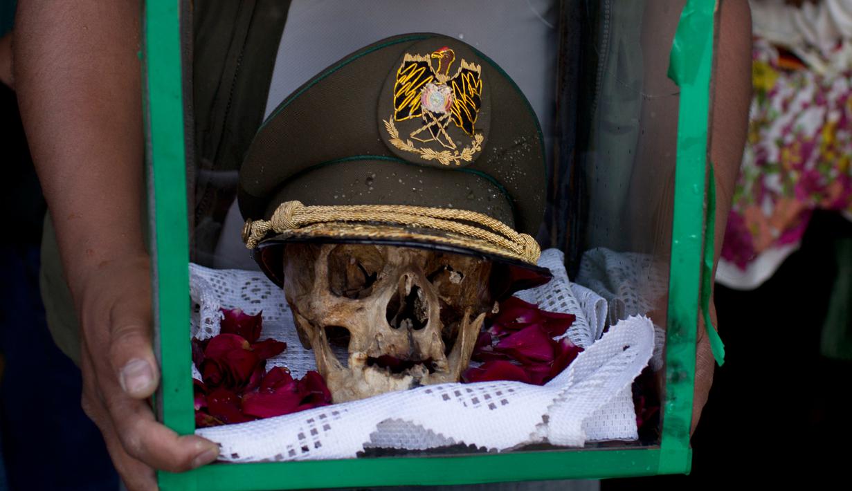 Sebuah tengkorak mengenkan topi tentara saat Festival Natitas di La Paz, Bolivia (8/11). Ritual ini digelar seminggu setelah Hari Mati di Bolivia. (AP Photo/Juan Karita)
