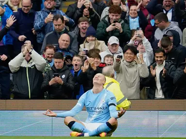 Pemain Manchester City, Erling Haaland, melakukan selebrasi setelah mencetak gol ke gawang Manchester United pada laga pekan ke-4 Premier League 2025/2026 di Etihad Stadium, Minggu (14/9/2025) malam WIB. (AP Photo/Dave Thompson)