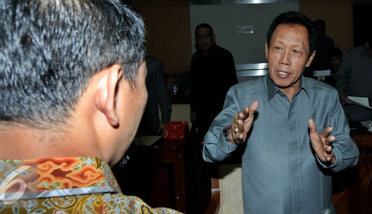Kepala BIN Sutiyoso (kanan) terlihat berbincang usai rapat kerja dengan Komisi I DPR, Jakarta, Kamis (10/9/2015). Rapat membahas anggaran BIN dan isu-isu aktual intelejen Indonesia. (Liputan6.com/Johan Tallo)
