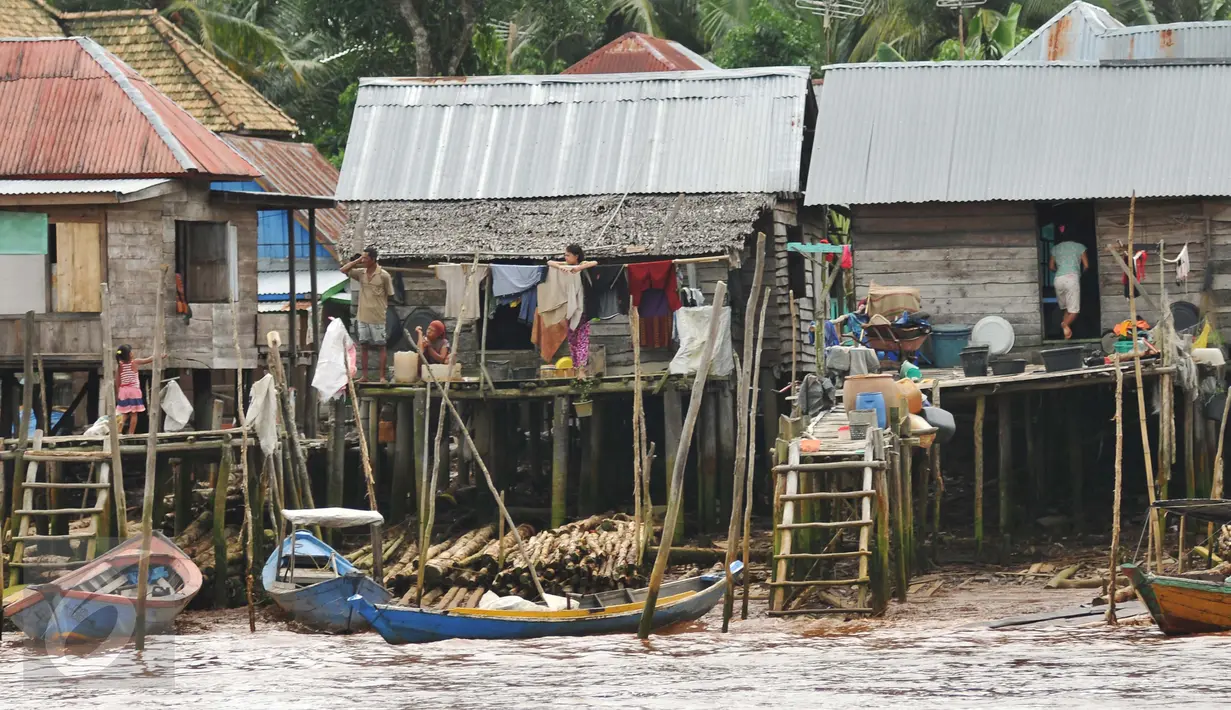 Warga mencuci pakaian di bantaran Sungai Musi, Sumatera Selatan, (26/3). Pemerintah Kota Palembang fokus menata kawasan pinggiran Sungai Musi untuk mengejar target bebas pemukiman kumuh pada 2019. (Liputan6.com/Gempur M Surya)