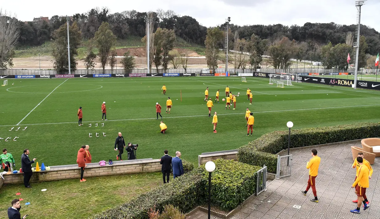 Para pemain AS Roma mengambil bagian dalam sesi latihan di tempat latihan AS Roma di Trigoria, selatan Roma (5/3). Roma akan bertanding melawan Porto pada leg kedua babak 16 besar Liga Champions di Estadio do Dragao. (AFP Photo/Andreas Solaro)
