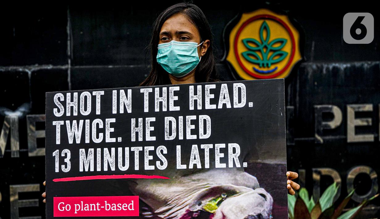 Aktivis dari PETA melakukan aksi mengecam pemotongan sapi di depan Kementerian Pertanian, Jakarta, Kamis (11/11/2021). Mereka menemukan beberapa rumah potong hewan (RPH) di Indonesia memotong sapi dengan tidak benar yang membuat tersiksa 13 menit sebelum mati. (Liputan6.com/Faizal Fanani)