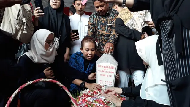 Warga Antre Berfoto di Makam BJ Habibie