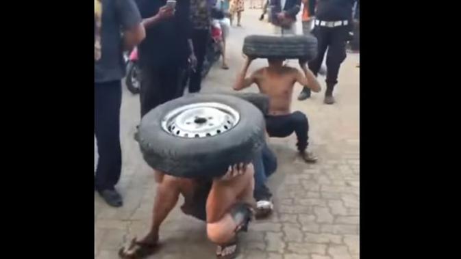 Tiga pemuda tertangkap basah saat menggasak ban mobil yang dikandangkan di kantor pengandangan sementara Dishub Rawa Buaya, Cengkareng, Jakarta Barat. (Instagram @jktinfo)