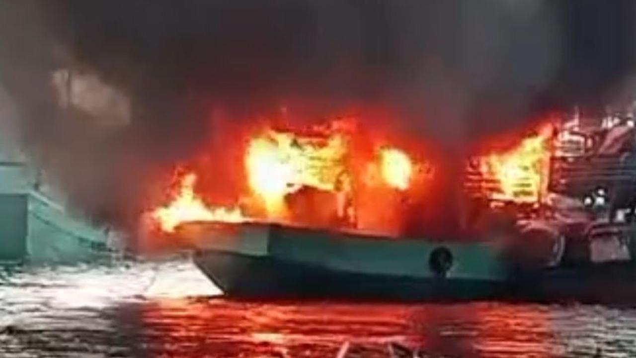 Gulkarmat Kerahkan 80 Personel Padamkan Kebakaran Kapal Nelayan di Muara Baru