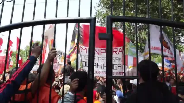 The Jakmania suporter Persija Jakarta melakukan aksi demonstrasi terhadap Imam Nahrawi di depan Kemenpora, Senayan Jakarta, Selasa (11/8/2015).