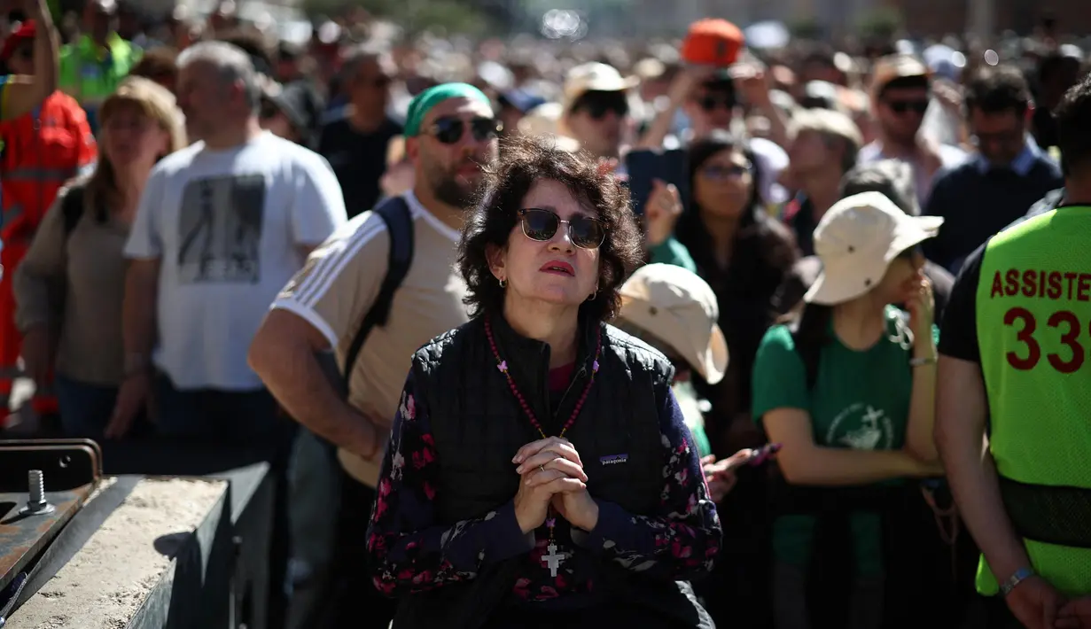 Misa pemakaman Paus Fransiskus digelar Sabtu 26 April 2025 pukul 10 pagi waktu setempat atau sekitar pukul 15.00 WIB di Lapangan Santo Petrus, Vatikan dan disiarkan secara langsung. (HENRY NICHOLLS/AFP)