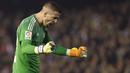 Kiper Valencia, Jaume Domenech, meluapkan kegembiraan usai sukses menahan imbang Barcelona di Stadion Mestalla, Spanyol, Sabtu (5/12/2015). (Reuters/Heino Kalis)