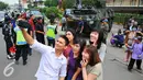 Sejumlah warga berfoto bersama di dekat panser Anoa milik TNI yang berjaga di di LTC Glodok, Jakarta, Jumat (4/11). Panser tersebut mulai terparkir sekitar pukul 00.30 WIB untuk mengantisipasi peristiwa yang tidak diinginkan. (Liputan6.com/Angga Yuniar)