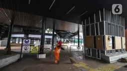 Petugas kebersihan menyapu area Stasiun Tebet, Jakarta, Senin (6/9/2021). Penataan kawasan Stasiun Tebet yang hampir rampung itu demi mendukung integrasi antarmoda transportasi di Jakarta. (Liputan6.com/Johan Tallo)