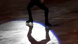 Atlet dari Prancis, Vanessa James dan Morgan Cipres saat tampil pada laga eksebisi kejuaraan European Figure Skating Championship di Ostrava, Republik Ceko, (29/1/2017).  (AFP/ Michal Cizek)