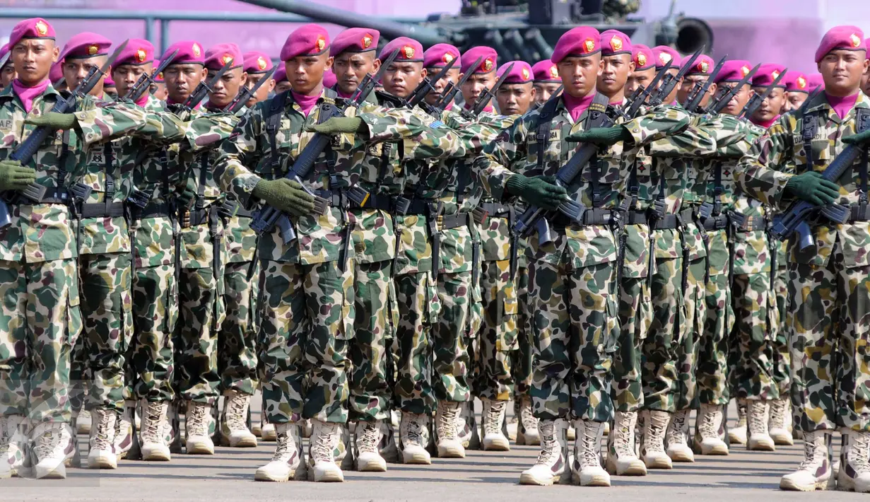 Prajurit TNI AL mengikuti upacara perayaan Hari Korps Marinir TNI AL yang ke-70 di Markas Marinir Cilandak, Jakarta Selatan, (15/11/2015). Pada dirgahayunya kali ini mengusung tema 'Kuat Bersama Rakyat Berkarakter Maritim'. (Liputan6.com/Helmi Afandi)