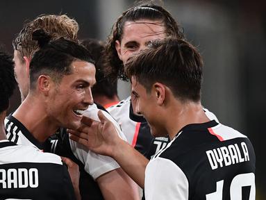 Pemain Juventus merayakan gol yang dicetak Cristiano Ronaldo ke gawang Genoa pada laga lanjutan Serie A di Stadion Luigi Ferraris, Rabu (1/7/2020) dini hari WIB. Juventus menang 3-1 atas Genoa. (AFP/Miguel Medina)