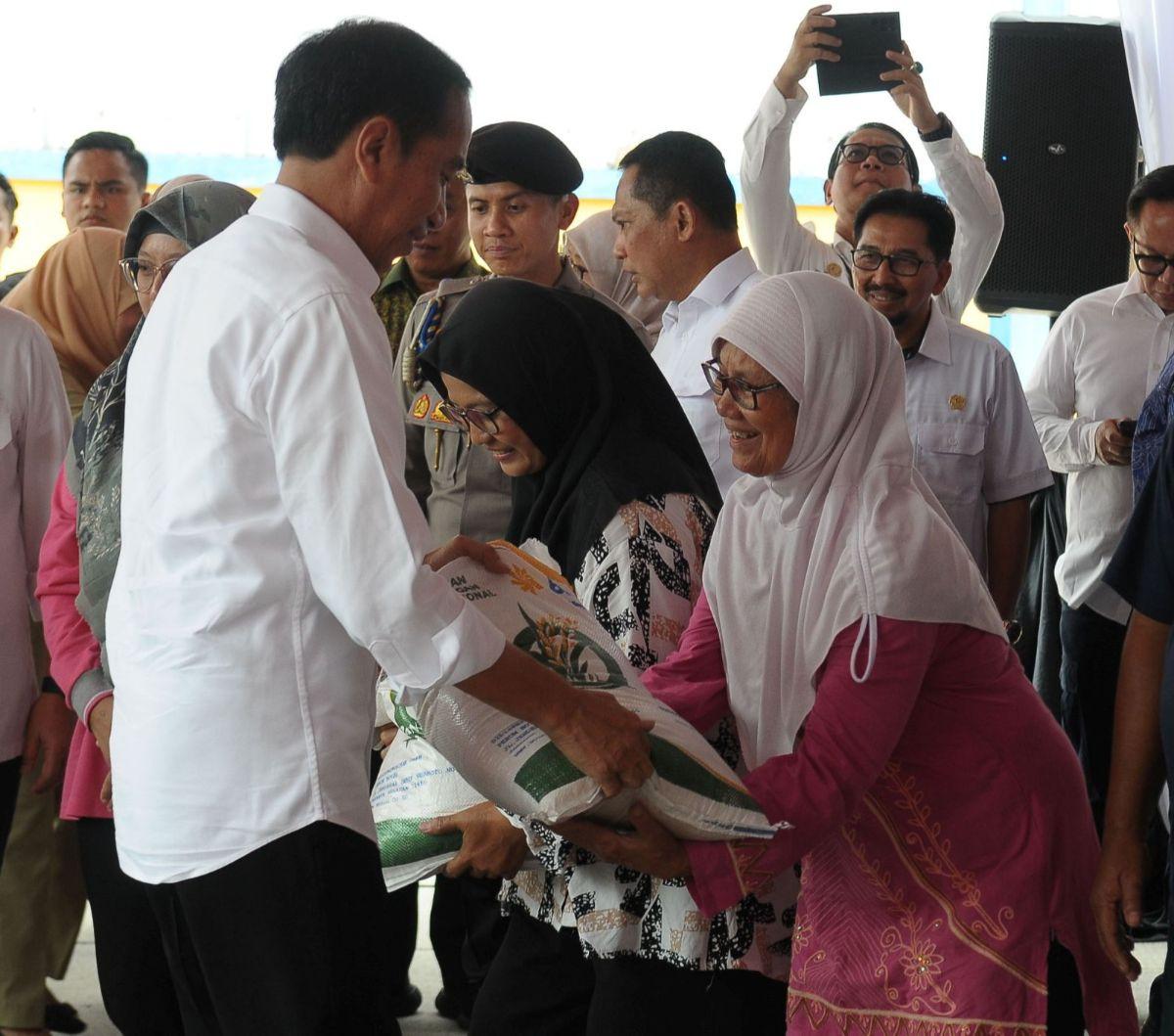 Presiden Joko Widodo (Jokowi) menghadiri acara Launching Bantuan Pangan Cadangan Beras Pemerintah di Gudang Bulog, Jakarta, Senin (11/9/2023).