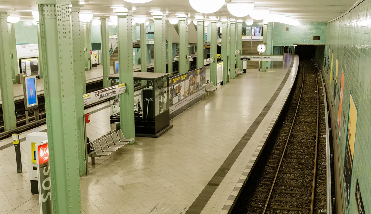 Suasana stasiun kereta bawah tanah Alexanderplatz di Berlin, ibu kota Jerman (22/3/2020). Demi menahan laju penyebaran coronavirus baru (COVID-19), Jerman melarang pertemuan publik lebih dari dua orang, menurut langkah terbaru negara tersebut yang diumumkan pada Minggu (22/3). (Xinhua/Binh Truong)