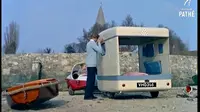 Selama penyimpanan dan perjalanan ke tempat liburan, karavan itu dilipat menjadi sebongkah kotak peralatan ringkas.
