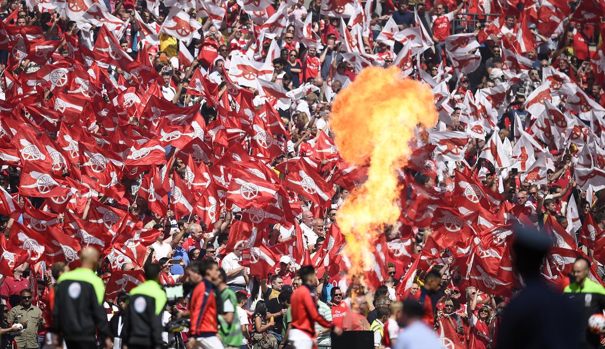 Aksi suporter Arsenal saat Community Shield 2015 di Stadion Wembley, Inggris. Minggu (2/8/2015) malam WIB. (Reuters/Dylan Martinez)