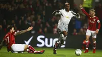 Gelandang Manchester United, Paul merebut bola dari gelandang Bristol City, Marlon Pack pada perempat final Piala Liga Inggris di Ashton Gate, Kamis (21/12). MU gagal melangkah ke babak empat besar setelah kalah 1-2. (Geoff CADDICK / AFP)