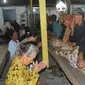 Komunitas Islam Kejawen Paguyuban Resik Kubur Rasa Sejati (PRKRS) Kalikudi, Adipala, Cilacap, dalam ritual Sungkem, malam Jumat Kliwon. (Liputan6.com/Muhamad Ridlo)