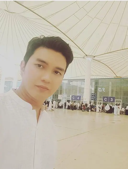 Komunikasi yang sudah tidak lancar lagi itu, Aldi mulai melakukan dengan cara lain untuk membujuk istrinya. Yaitu dengan cara membuat lagu yang berjudul Sayang Jangan Kau Pergi. (Instagram/alditaher.official)