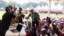 Pemred Bola.com, Darojatun memberikan hadiah kepada peserta Raimuna Nasional XI yang bertanya di Bumi Perkemahan Cibubur, Selasa (15/8/2017). Kegiatan ini sebagai bentuk dari pembelajaran jurnalistik olahraga. (Bola.com/Nicklas Hanoatubun)