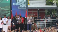 Presiden Joko Widodo (tengah) menyapa kerumunan warga jelang peresmian pengoperasian Moda Raya Terpadu Jakarta fase 1 di Kawasan Bundaran HI, Jakarta, Minggu (24/3). Acara ini sekaligus pencanangan pembangunan Moda Raya Terpadu Jakarta fase 2. (Liputan6.com/Helmi Fithriansyah)