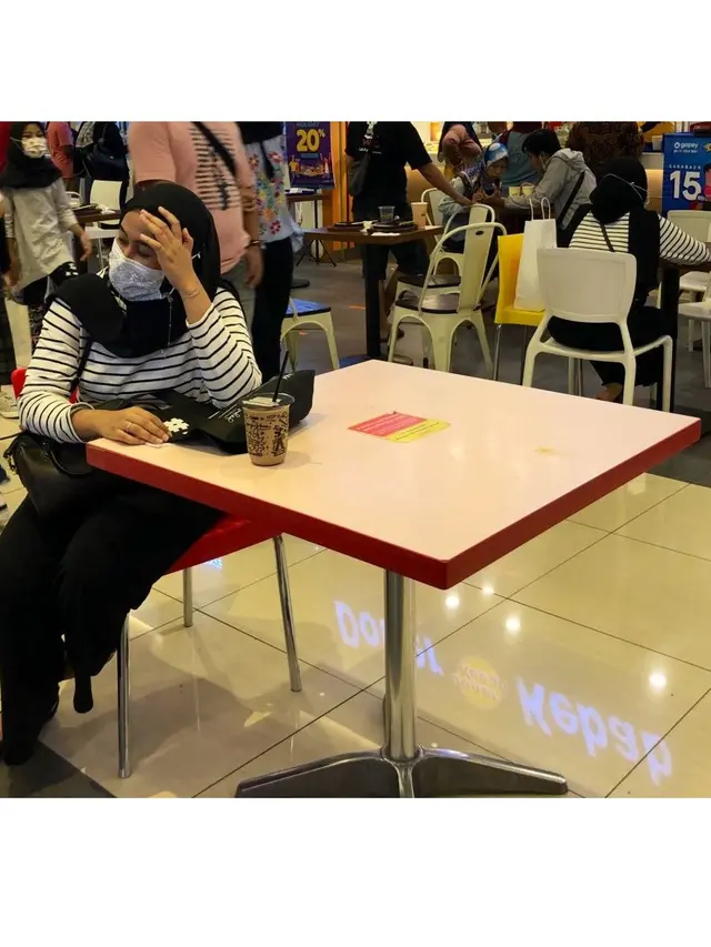 6 Potret Orang Tak Sengaja Pakai Baju Motif Sama di Mal Ini Bikin Senyum