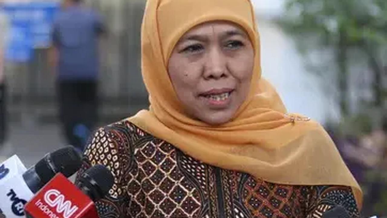 "Ayo, lebih baik makan bakso," jawab Khofifah kala itu.