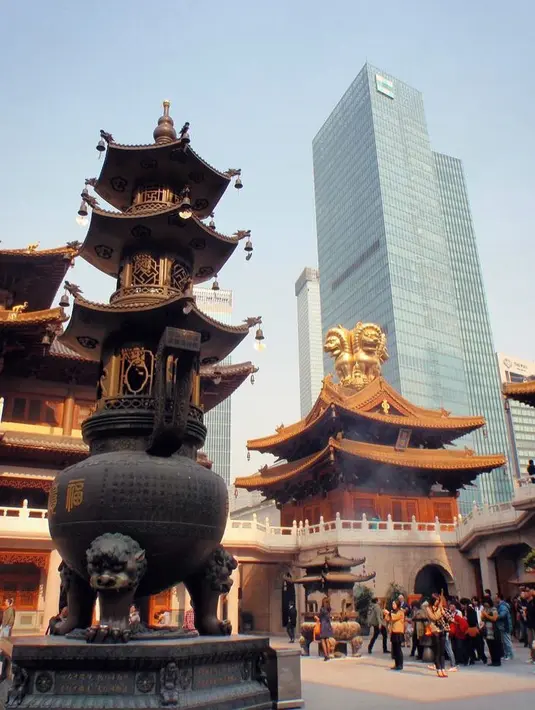 Namun siapa sangka bahwa ia mengganti filter foto itu. Namun persamaan foto terlihat jelas karena warna baju dan posisi pengunjung. (instagram/hanghainowandthen)