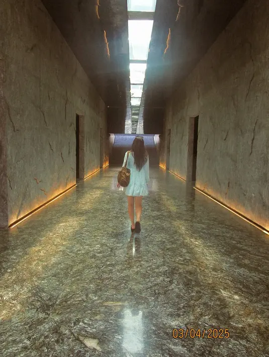 Gaya resort wear yang dikenakannya memberi kesan santai namun tetap berkelas. Tak lupa, ia memadukannya dengan sneakers cokelat dan shoulder bag senada yang menyempurnakan tampilannya.  [@lunamaya].