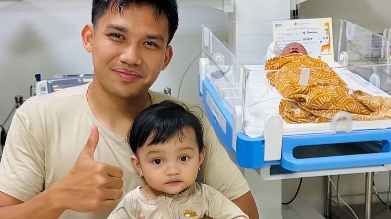 Selamat! Witan Sulaiman Dianugerahi Anak Kedua, Pose Pakai Tongkat Dekat Bayi Bikin Salfok