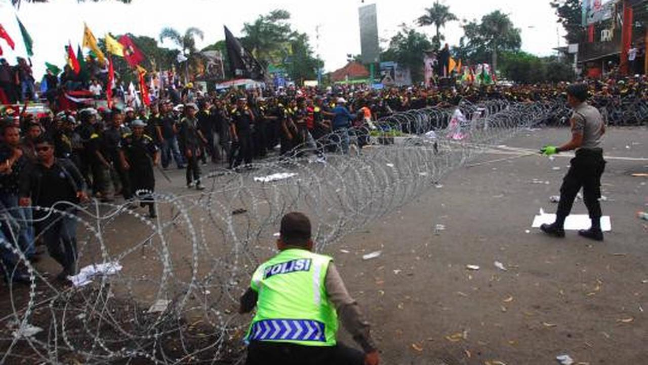Dipasang kawat berduri, ratusan massa marah dengan polisi