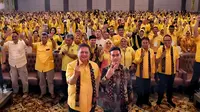 Ketua Umum DPP Partai Golkar Airlangga Hartarto bersama Calon Wakil Presiden Gibran Rakabuming Raka menghadiri konsolidasi pemenangan pemilu DPD Partai Golkar Provinsi Jawa Tengah di Hotel Grand Mercure, Sukoharjo. (Foto: Dokumentasi Golkar).