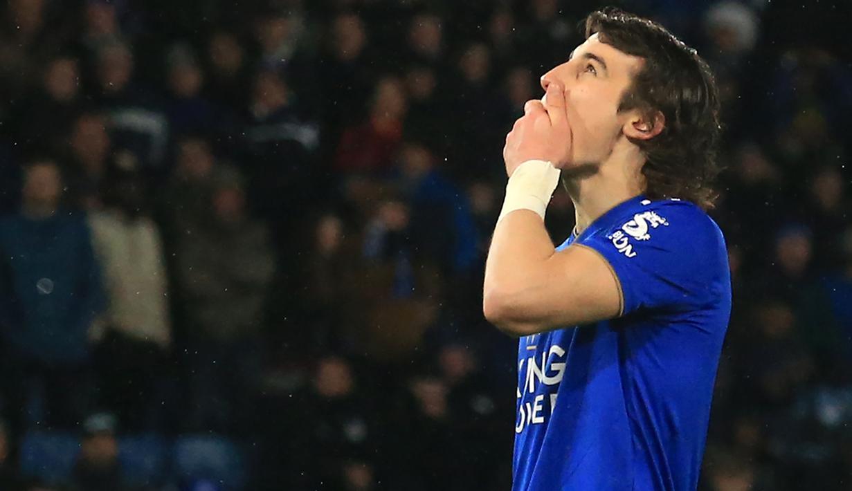 Bek Leicester, Caglar Soyuncu, tampak kecewa usai dikalahkan Manchester City pada laga Piala Liga di Stadion King Power, Leicester, Selasa (18/12). Leicester kalah adu penalti dari City. (AFP/Lindsey Parnaby)